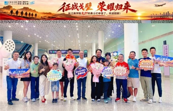 砾石砺行，戈壁建功｜长江戈 21 斩获大满贯，多城校友接力共迎勇士凯旋戈壁