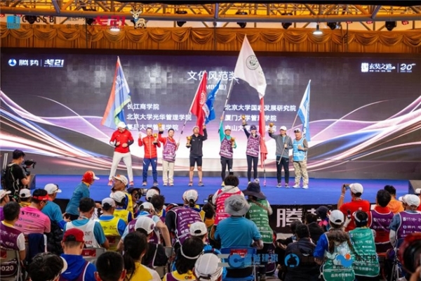 砾石砺行，戈壁建功｜长江戈 21 斩获大满贯，多城校友接力共迎勇士凯旋戈壁