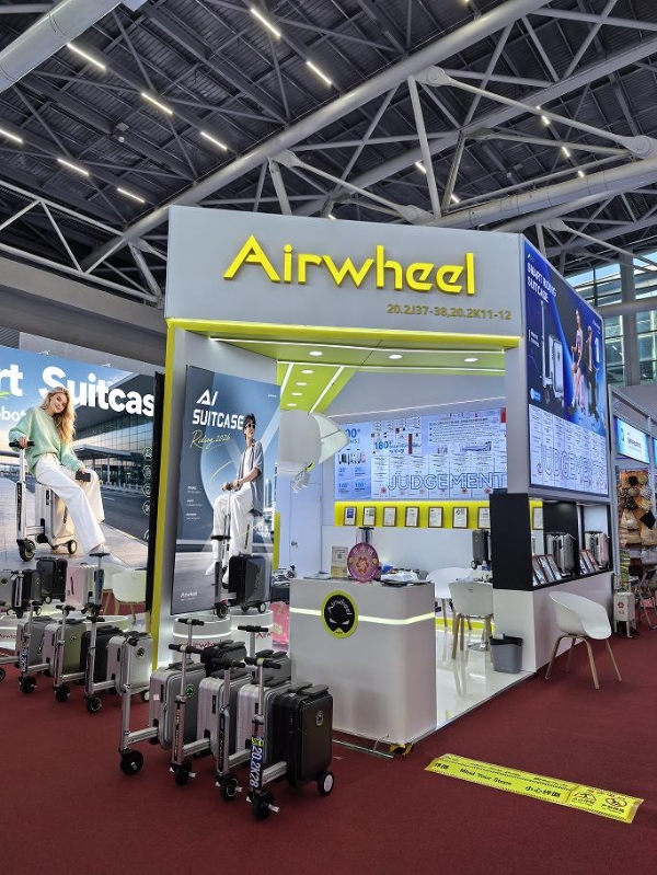 广交会“神器”引来疯抢 外商骑爱尔威Airwheel电动可登机行李箱(Luxury Cabin Suitcase)满场飞奔 