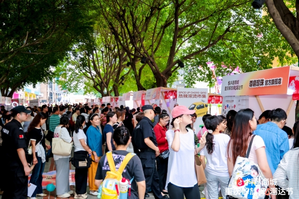 重庆解放碑耍起热辣滚烫，烟火市集激活文旅消费新场景 