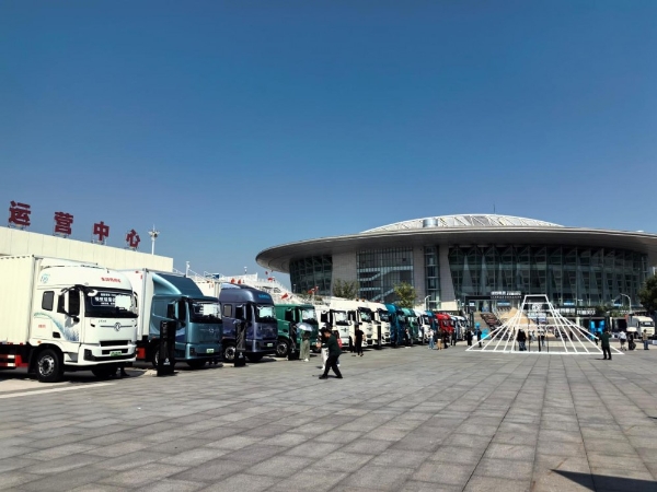 全新绿智平台加持 解读东风天龙KH L2+智驾纯电牵引车 