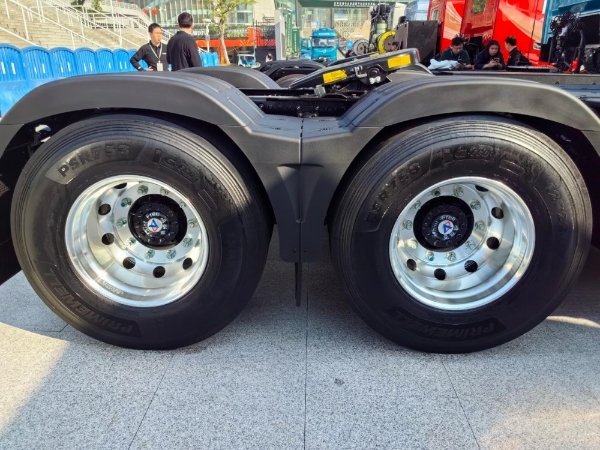 全新绿智平台加持 解读东风天龙KH L2+智驾纯电牵引车 