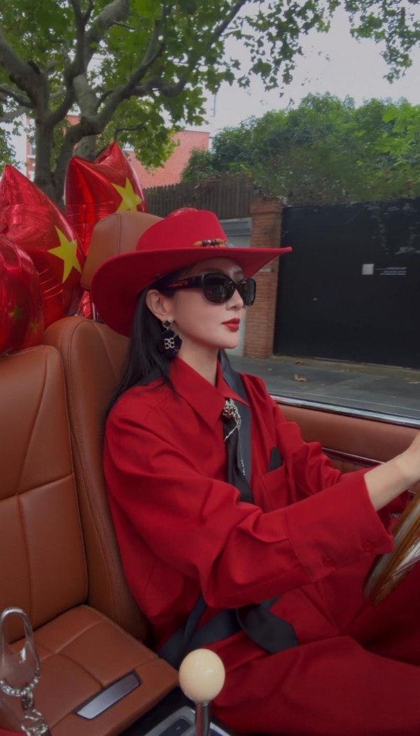 上海旅游节迎来“最热情东道主”，“红旗姐姐”章佳怡点燃街头流量 