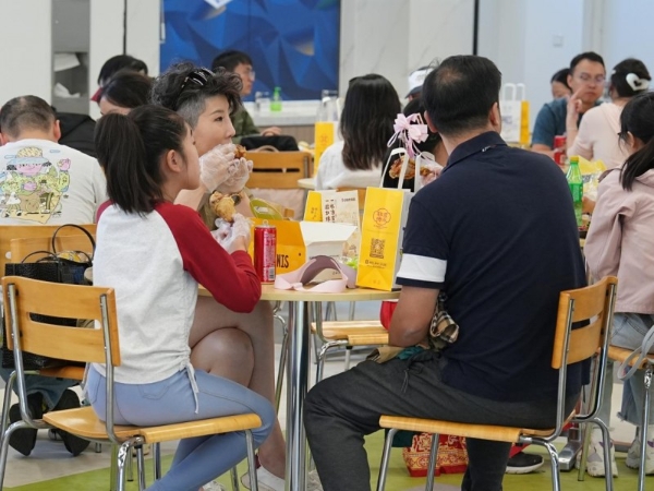 日均售出鸡腿近5000个，中式炸鸡品牌临榆炸鸡腿成上海劳力士大师赛“排队王” 