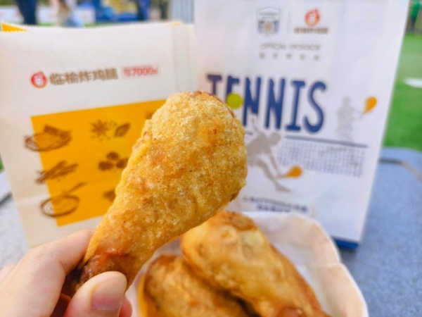 日均售出鸡腿近5000个，中式炸鸡品牌临榆炸鸡腿成上海劳力士大师赛“排队王” 
