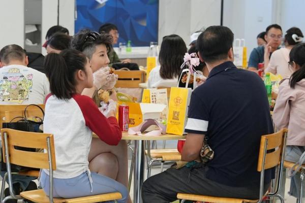 日均售出鸡腿近5000个，中式炸鸡品牌临榆炸鸡腿成上海劳力士大师赛“排队王” 