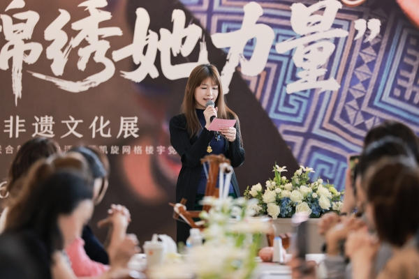 跨越2000公里的文化相遇：克丽缇娜让壮锦走进上海 