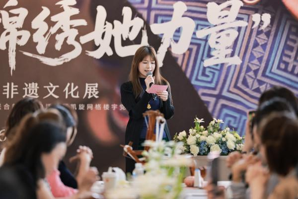 跨越2000公里的文化相遇：克丽缇娜让壮锦走进上海 