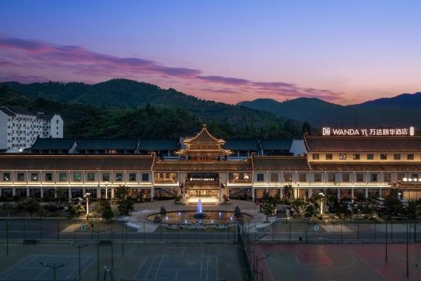 雪板与私汤，古镇与仙山：万达颐华酒店和万达美华酒店如何“拿捏”细分圈层 