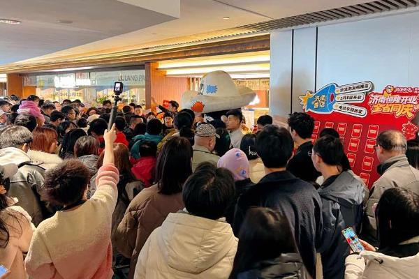连续2年从不缺席，给客户送豪车豪礼