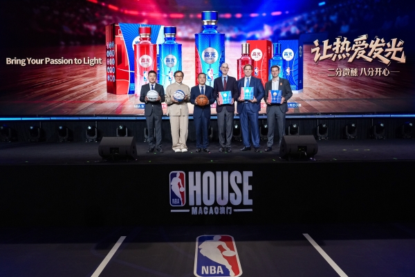 泸州老窖发布多款NBA限定产品，成龙与传奇球星举杯见证