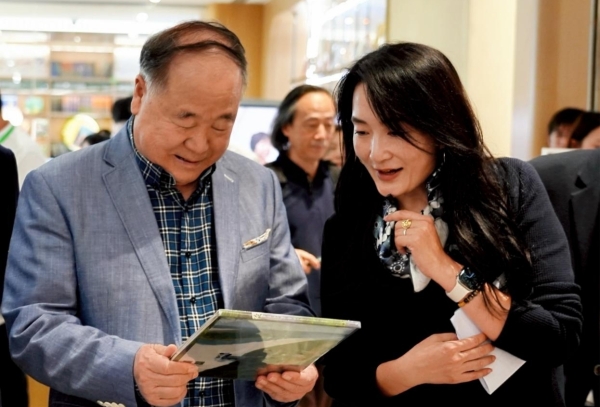 莫言做客句象书店，谈经典重读与儿童阅读