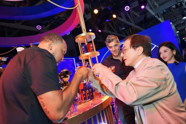 泸州老窖发布多款NBA限定产品，成龙与传奇球星举杯见证