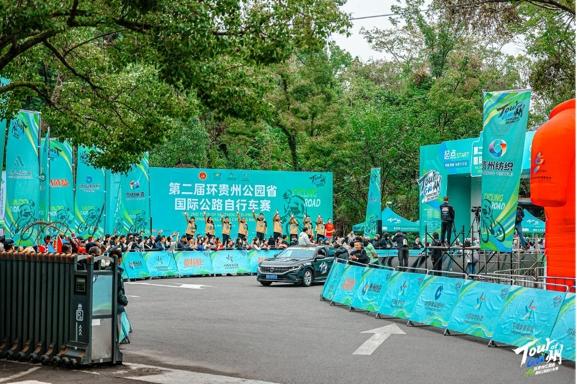 瀑声开道，环贵州S5安顺金刺梨赛段：黄果树瀑布脚下鸣枪开赛！