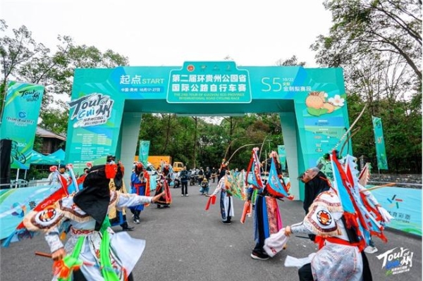 瀑声开道，环贵州S5安顺金刺梨赛段：黄果树瀑布脚下鸣枪开赛！