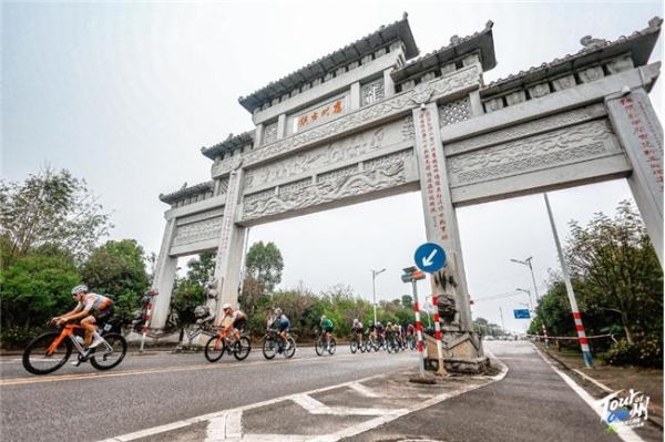 瀑声开道，环贵州S5安顺金刺梨赛段：黄果树瀑布脚下鸣枪开赛！