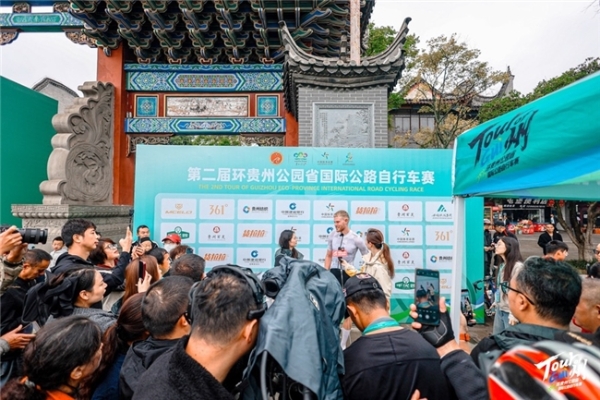 瀑声开道，环贵州S5安顺金刺梨赛段：黄果树瀑布脚下鸣枪开赛！