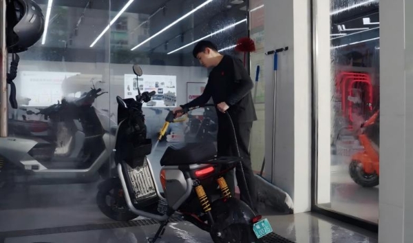 暖心服务圈粉无数 芜湖00后店长把九号电动车行做成暖心港湾