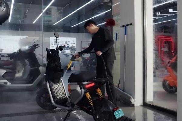 暖心服务圈粉无数 芜湖00后店长把九号电动车行做成暖心港湾