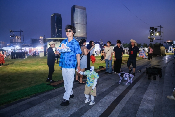 打破展会边界，启元机器人沉浸式巡游开启具身智能场景新体验