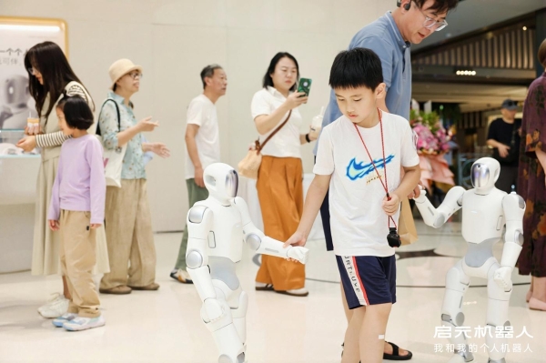 10月1日，上海淮海中路龙凤PRSCO启元机器人授权体验店开启首批交付，个人机器人正式走进千家万户。启元机器人产品体验官彭志辉莅临现场，为首批用户颁发交付证书并合影留念，共同定格“我和我的个人机器人”专属时刻。  据了解，本次启元机器人在上海、深圳、杭州同步开启交付，其他门店即日起也将陆续解锁交付。  图片1.png  凭借集聚的科创资源与活跃的消费理念，上海见证了个人机器人从“全球首发” 走向“首批交付”。彭志辉表示，“今天交付的不只是一台机器人，更是一次真正走进用户生活的开始。我们会从每一次使用、每一份用户反馈中持续学习，让机器人变得越来越聪明，也越来越懂生活。”  作为陪伴用户持续探索、共同成长的智能伙伴，启元Q1、启元T1颜值与实力兼具，带来了别具一格的交互体验。其中，启元Q1支持软件零代码编排，硬件DIY自由改装，成为每个人探索AI与具身智能世界的入口；启元T1可在轮足人形与四足形态间自主切换，支持智能跟随并联动运动相机完成跟拍、绕拍，化身用户的拍摄出行“搭子”。  图片2.png  交付现场，启元机器人首批用户顺利迎来了专属个人机器人伙伴。到场嘉宾与用户彼此交流体验心得、分享选购心声，现场人气高涨、氛围热烈。  本次交付的启元Q1、启元T1已正式发售：其中，启元Q1售价19999元，启元Q1探索版售价26999元；启元T1售价19999元，启元T1 Pro售价29999元。目前，启元机器人首批授权体验店已覆盖上海、广州、深圳、杭州、厦门、武汉、西安等全国7城。未来，个人机器人将走入更多普通消费者生活之中，开启人机共生的新篇章。