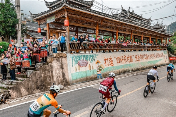 当环贵州骑进“村BA”：一条赛道串起黔东南山水与体育热潮