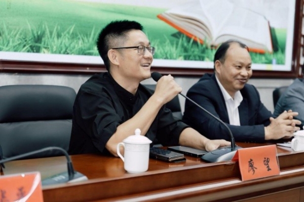 廖望捐资助学并与母校学子分享成长感悟