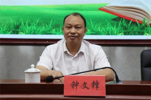 廖望捐资助学并与母校学子分享成长感悟