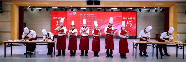 时间的味道丨新生拜师敬茶，全球希望厨师“回家”赴十五年之约