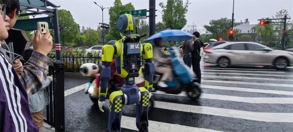 全天候站岗 云深处人形机器人迎战国庆风雨大考 