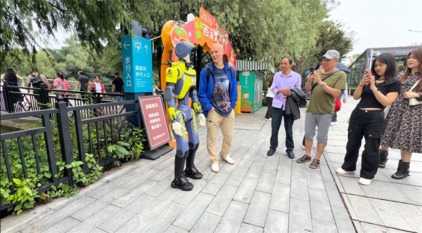 全天候站岗 云深处人形机器人迎战国庆风雨大考 