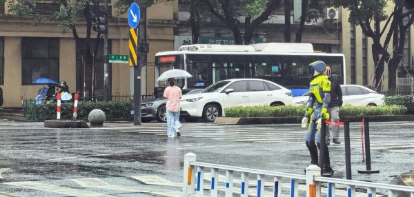 全天候站岗 云深处人形机器人迎战国庆风雨大考 