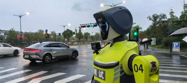 全天候站岗 云深处人形机器人迎战国庆风雨大考 