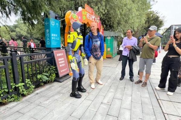 全天候站岗 云深处人形机器人迎战国庆风雨大考 