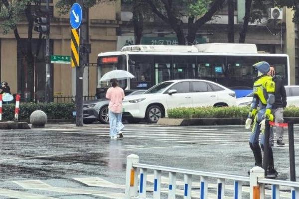 全天候站岗 云深处人形机器人迎战国庆风雨大考 