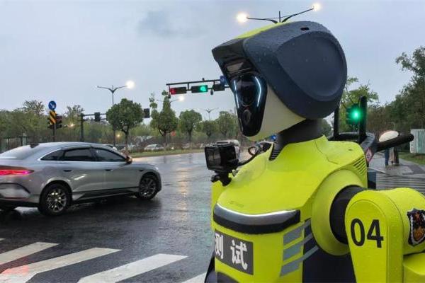 全天候站岗 云深处人形机器人迎战国庆风雨大考 