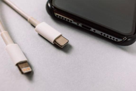 苹果很不开心 iOS设备与安卓将统一规定使用USB-C？