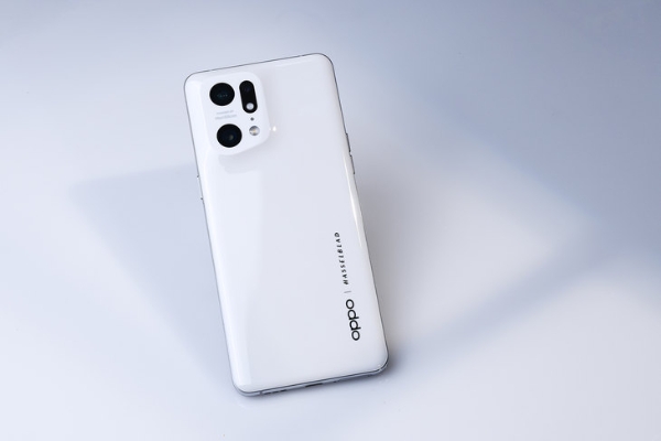采用一体化陶瓷后盖，OPPO Find X5系列拥有出色好手感