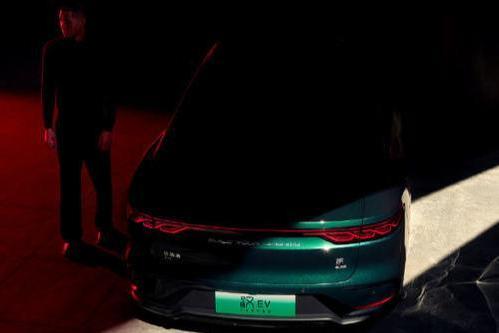 比亚迪官方发布汉EV千山翠限量版手机壁纸，不少网友称赞这款车很漂亮