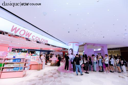 代曦可×WOW COLOUR主题快闪店落地深圳，让年轻人轻松变美