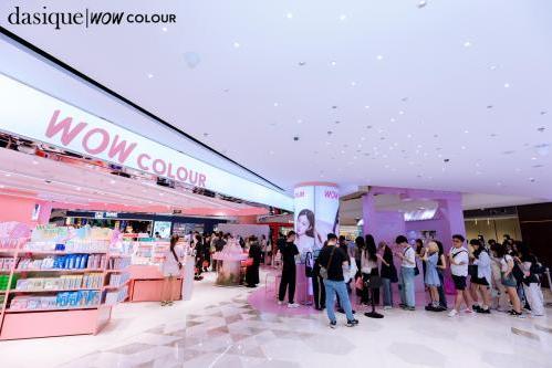  代曦可×WOW COLOUR主题快闪店落地深圳，让年轻人轻松变美