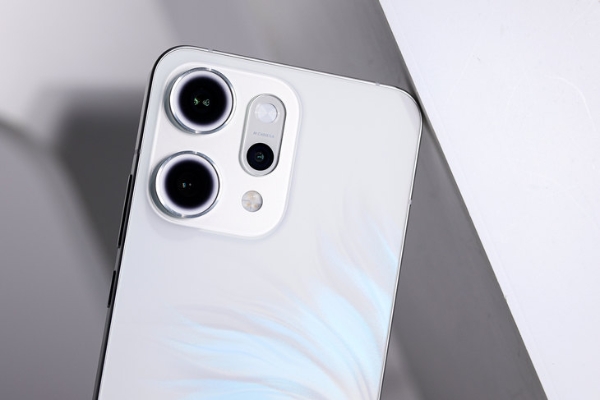 OPPO Reno14 Pro：颜控必选！「人鱼姬」配色演绎光影魔法