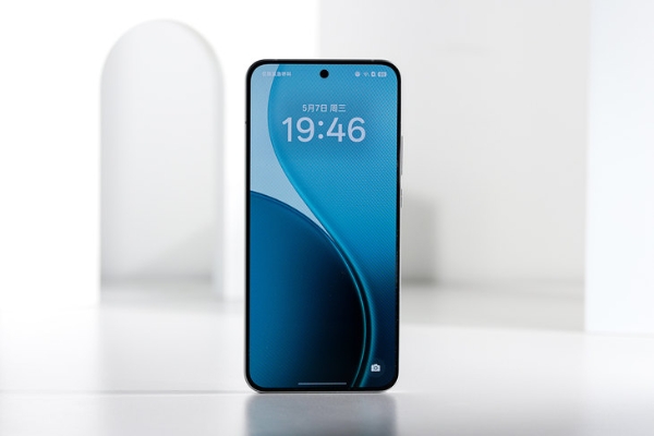 OPPO Reno14 Pro：颜控必选！「人鱼姬」配色演绎光影魔法
