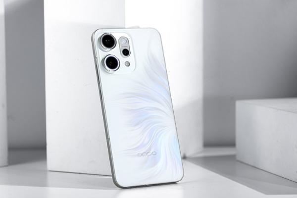 OPPO Reno14 Pro：颜控必选！「人鱼姬」配色演绎光影魔法