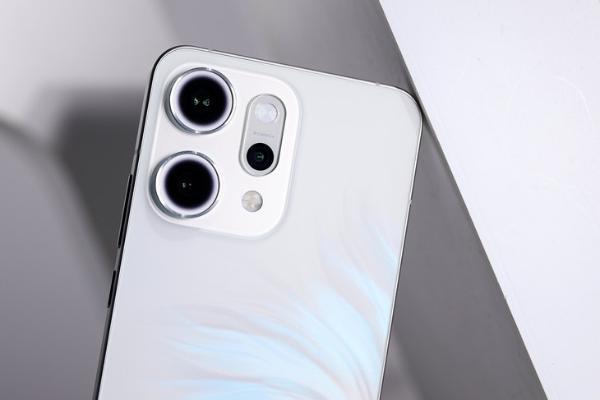 OPPO Reno14 Pro：颜控必选！「人鱼姬」配色演绎光影魔法