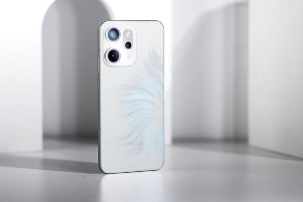 OPPO Reno14 Pro：颜控必选！「人鱼姬」配色演绎光影魔法