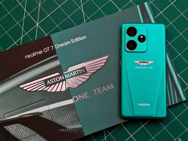 外观太骚气了！真我GT7阿斯顿马丁F1限量版即将发布