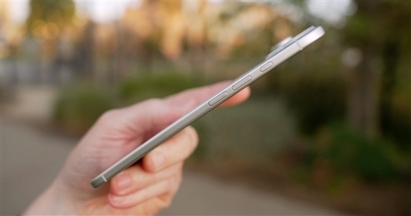 约5.5mm厚度 iPhone 17 Air太过轻薄直接重新设计前摄