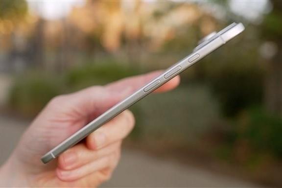 约5.5mm厚度 iPhone 17 Air太过轻薄直接重新设计前摄