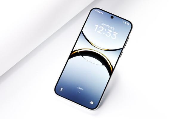 不再是超大圆形镜头模组？OPPO Find X9工程机曝光，搭载天玑9500